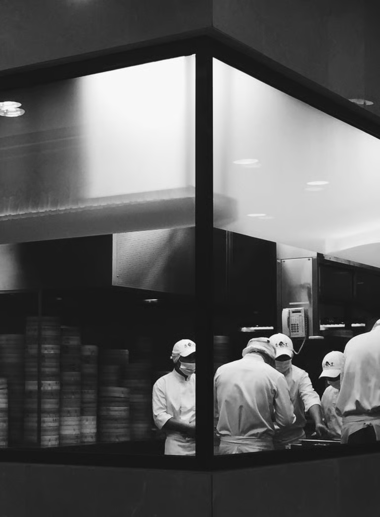 Equipo de profesionales comprometidos de SIRCS trabajando en soluciones de restauración sostenible